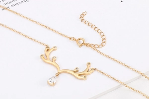 Détail du collier pendentif bois de cerf avec zircon goutte d'eau et chaîne dorée