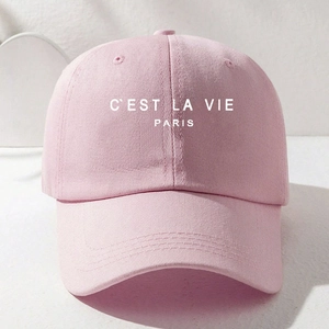 Détail de la casquette de baseball en coton rose avec imprimé C'EST LA VIE PARIS