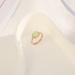 Anello regolabile in oro rosa con una gemma quadrata di zircone verde chiaro