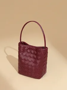 Mini sac seau bordeaux tissé à la main avec texture cuir et fines lanières