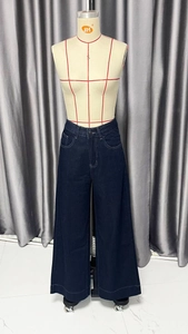 Detailansicht der dunkelblauen High-Waist-Jeans mit weitem Bein und weißen Kontrastnähten