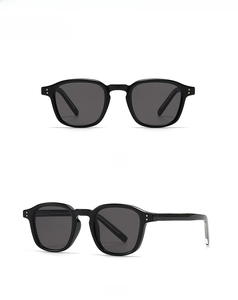 Vista frontal y lateral de 45 grados de gafas de sol retro negras con puntos plateados