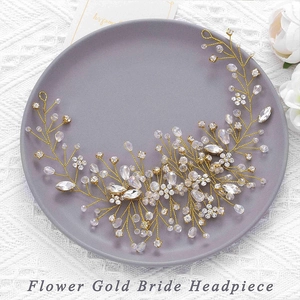 Elegante copricapo da sposa dorato con fiori di cristallo e perle su pizzo bianco