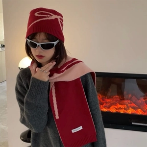 Women's red bow jacquard knit hat and scarf set with abstract pink pattern details