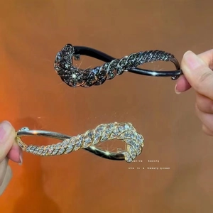 Eleganter gedrehter Haarclip mit Strasssteinen in Schwarz und Gold für Frauenfrisuren