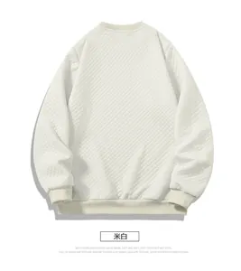 Detailansicht des cremeweißen Stepp-Sweatshirts mit Rautenmuster und Rippbündchen