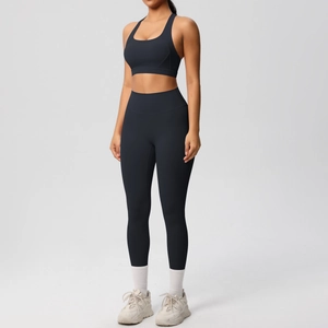 Detalle de leggings de compresión de cintura alta y sujetador deportivo negro liso
