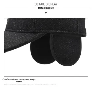 Detailaufnahme der schwarzen Winter-Baseballkappe mit verdicktem Wollstoff und Ohrenschutz