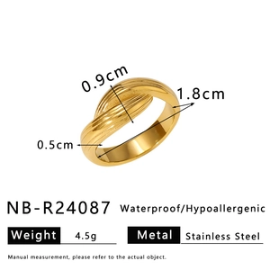 Detailweergave van gouden roestvrijstalen ring met maatparameters en waterdichte functies