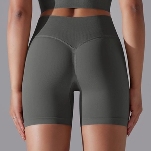 Détail du short de yoga sans couture taille haute montrant la couture galbante en V au dos