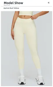 Dettaglio dei leggings da yoga a vita alta giallo albicocca con cuciture bianche laterali