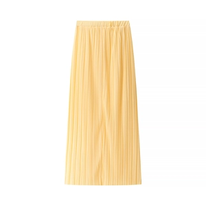 Détail d'une jupe plissée jaune élégante avec taille élastique en tissu mousseline