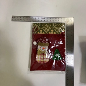 Vue détaillée d'un sac cadeau de Noël en lin rouge avec bonhomme de neige, hauteur 31 cm