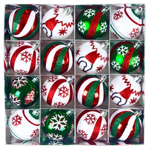 Détail de 16 boules de Noël rouges et vertes avec motifs pailletés de flocons et rayures