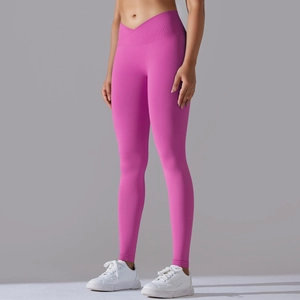 Dettaglio dei leggings yoga rosa a vita alta con cintura a V incrociata e trama del tessuto