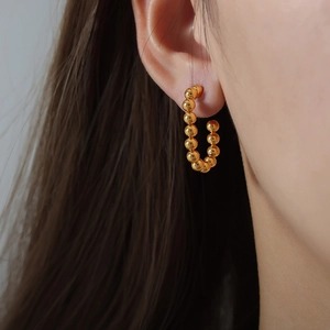 Vintage gold U-shaped beaded hoop earrings in 18k plated stainless steel on model