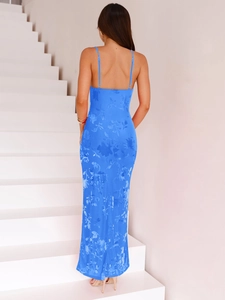 Vista posteriore dettagliata di un abito lungo floreale blu con design a schiena scoperta
