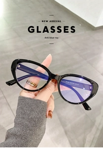 Close-up of cat-eye anti-blue light glasses showing the lens reflection and model E5167