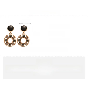 Détails techniques des boucles d'oreilles vintage avec cristaux noirs et alliage
