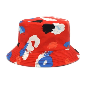 Dettaglio di un cappello a secchiello rosso con stampa graffiti astratta e cuciture rinforzate