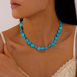 Dettaglio della collana con perle quadrate turchesi che mostra la trama della pietra sul collo