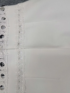 Détail macro du tissu bandage blanc avec dentelle ajourée et broderie à œillets