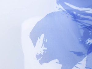 Nahaufnahme der blauen Pinselstrich-Organzastoff-Textur mit feinem Netzgewebe-Detail