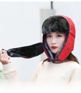 Détail du bonnet trappeur rouge avec doublure en fourrure grise et masque facial amovible