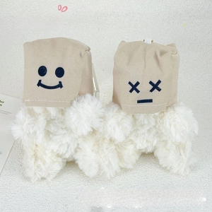Détail de porte-clés en peluche West Highland White Terrier avec couvre-chefs en papier
