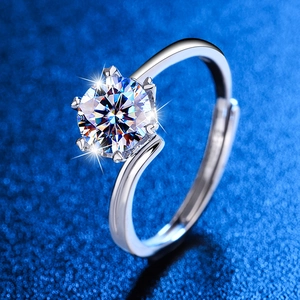 Primo piano di un anello in argento a sei griffe con diamante rotondo e fascia regolabile