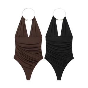 Bodysuit Froncé Femmes Dos Nu Col V Profond Anneau Métallique Sans Manches Moulant Élastique Polyester Spandex Sexy Élégant