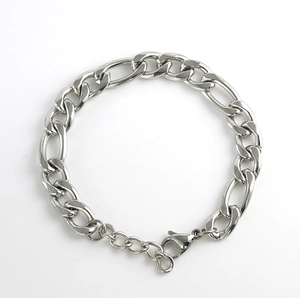 Detalle macro de la pulsera de cadena Figaro plateada con cierre de langosta en acero titanio