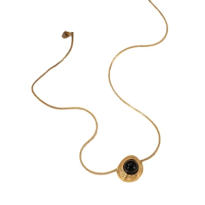 Collier maille serpent dorée en acier 316L avec pendentif irrégulier en onyx noir