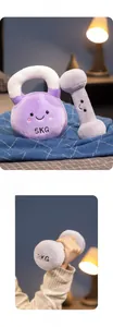 Détail de jouets en peluche haltère et kettlebell avec visages brodés et texture douce