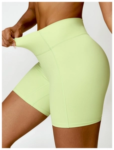 Détail montrant la haute élasticité de la taille des shorts de yoga vert fluo