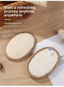 Macro-opname van ovale natuurlijke luffa exfoliërende pads met elastische band op hout