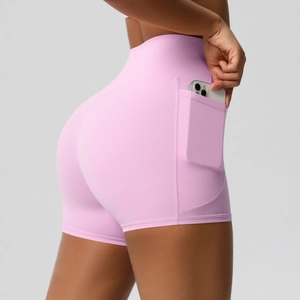 Détail d'un short de yoga rose à taille haute avec poche latérale pour ranger un téléphone