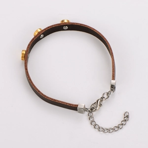 Bracciale punk in pelle marrone alla moda con borchie dorate e chiusura in argento