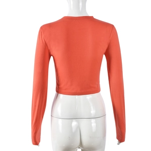 Rückansicht des korallenfarbenen Langarm-Crop-Tops mit Cut-Out-Details und hoher Elastizität