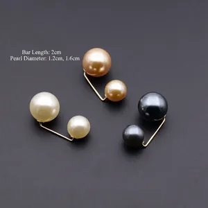Vue détaillée d'épingles de sûreté dorées de 2 cm avec perles de 12 mm et 16 mm