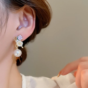 Détails de boucles d'oreilles fleur en émail lavande avec perle blanche sur doré
