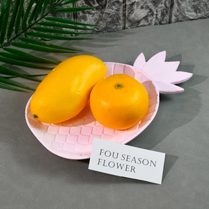 Détail d'un moule en silicone pour plateau ananas rose avec décor de mangue et d'orange
