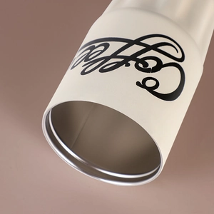 Dettaglio ravvicinato del bordo della tazza da caffè in acciaio inox 316 beige