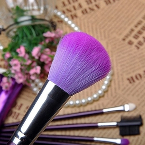 Gros pinceau maquillage violet avec poils synthétiques doux et virole argentée pour poudre
