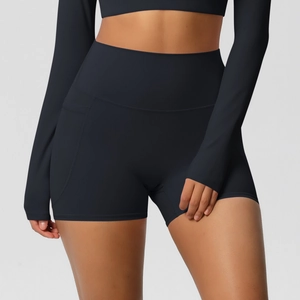 Détail du short de fitness taille haute avec poches latérales et effet gainant
