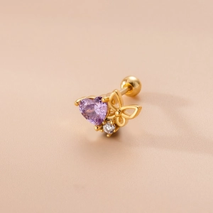 Dettaglio orecchino dorato con gemma a cuore viola e zircone a forma di farfalla