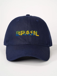 Dettaglio del ricamo BRASIL sul berretto da baseball in twill di cotone blu scuro