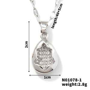 Vue macro du pendentif goutte d'argent montrant les dimensions et l'incrustation de zircone