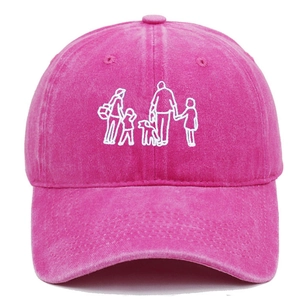 Détail de la broderie famille et chien sur le tissu en coton rose délavé du chapeau