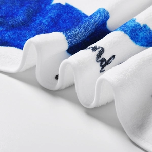 Nahaufnahme der weichen Flanellstruktur der Baby-Meilensteindecke mit blauem Muster